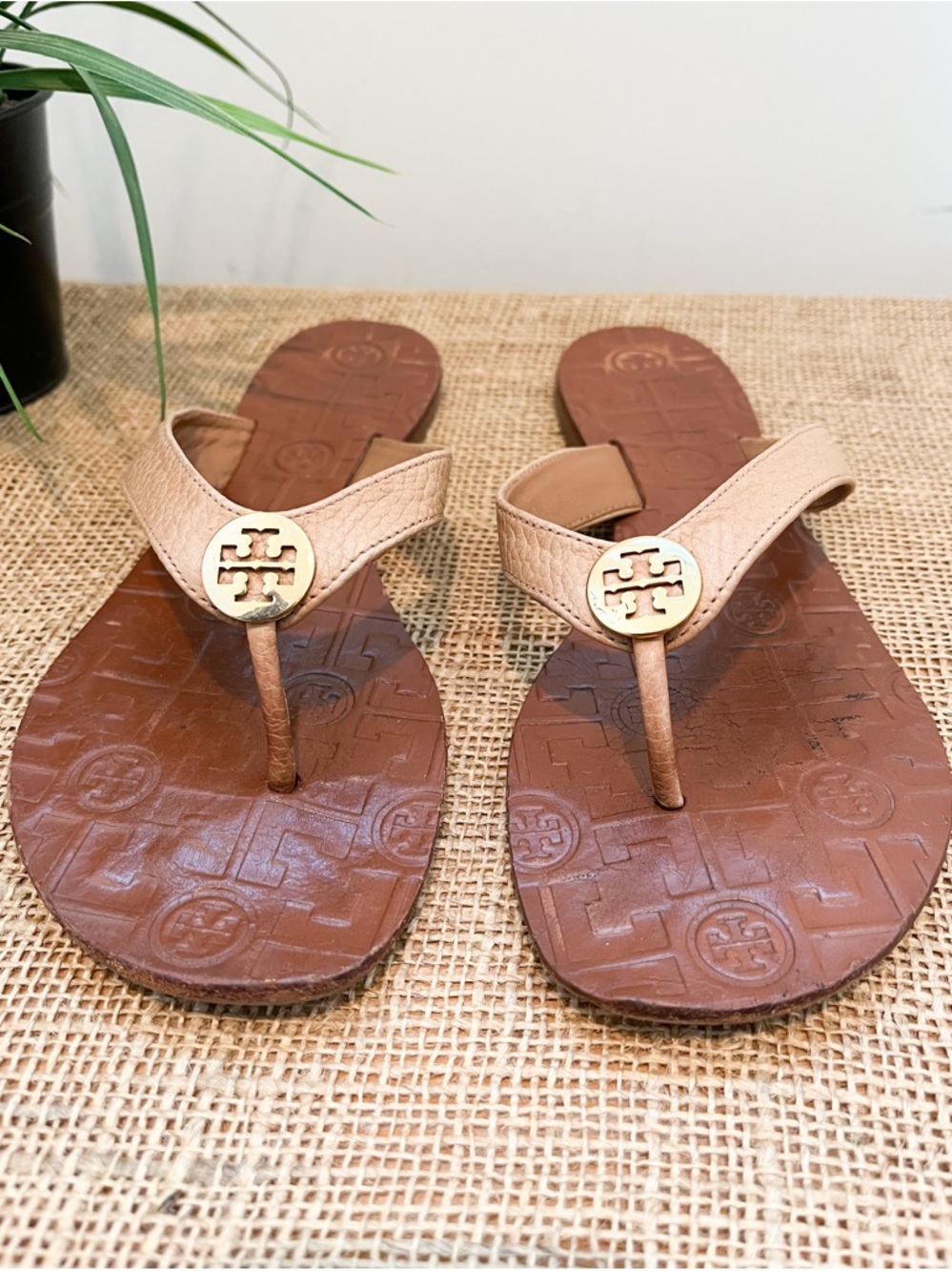 Tory Burch Thora Flat Thong Leather Sandals Tan Size 8 - Picture 4 of 11
